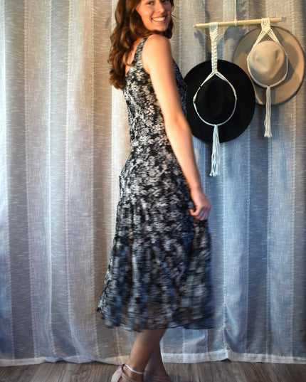 Classic Vintage Jessica Howard Sleeveless Floral Chiffon Midi Dress with Crochet Neckline