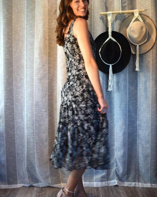 Classic Vintage Jessica Howard Sleeveless Floral Chiffon Midi Dress with Crochet Neckline