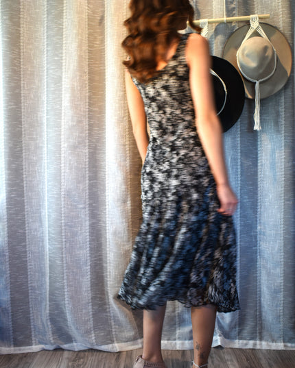Classic Vintage Jessica Howard Sleeveless Floral Chiffon Midi Dress with Crochet Neckline
